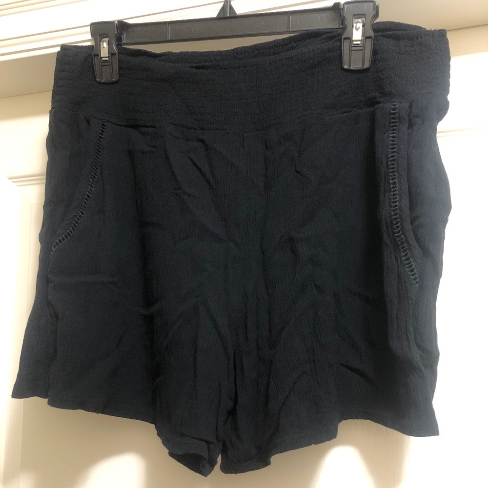 Women’s black rayon shorts with pockets and elastic waist size L